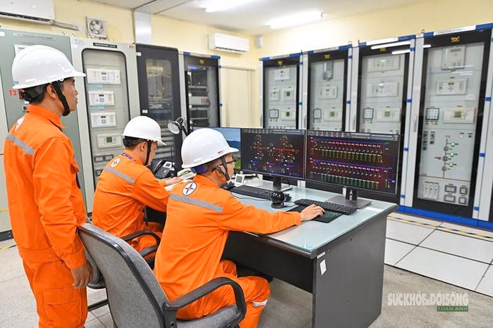 Kỹ sư điện lực r&agrave; so&aacute;t hệ thống tủ điều khiển