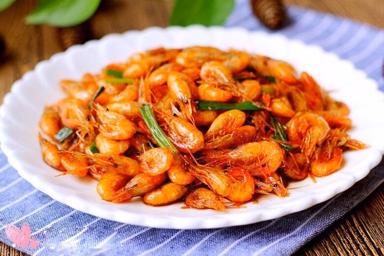 Bí quyết rang tôm săn giòn, đỏ rực không tanh – Mẹo chuyên gia