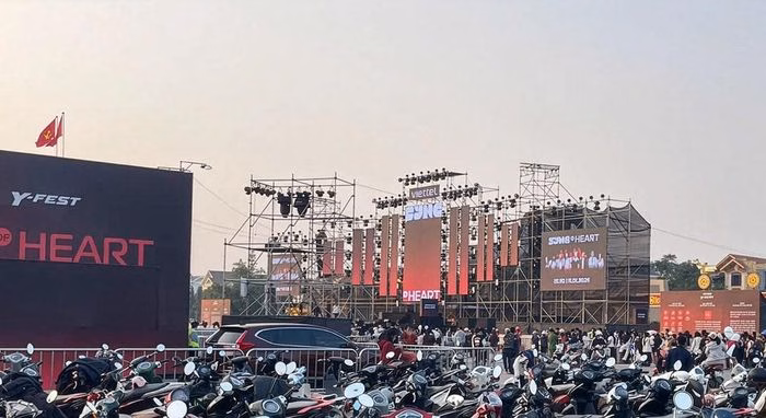 Sân khấu Y‑Fest 2026 với công nghệ ánh sáng hiện đại Cảnh sân khấu Y‑Fest 2026 rực rỡ ánh sáng và màn hình LED lớn