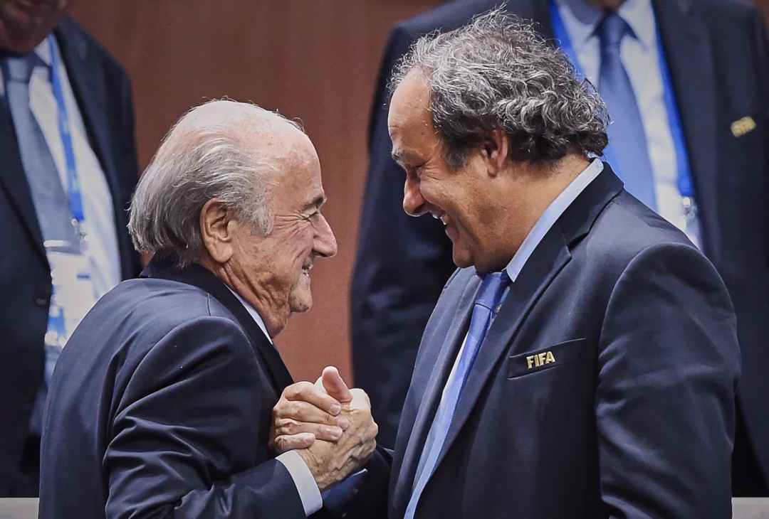 Sepp Blatter v&agrave; Michel Platini từng nắm giữ những chức vụ cao nhất của b&oacute;ng đ&aacute; thế giới