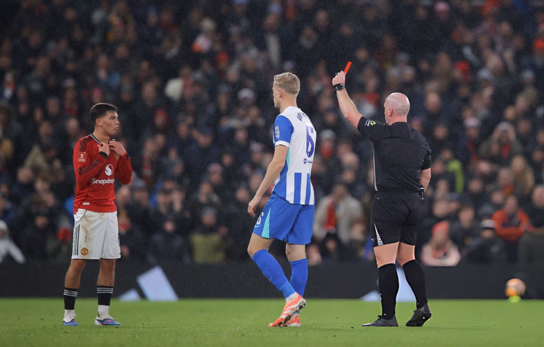 Shea Lacey nhận thẻ đỏ trong trận FA Cup 2026