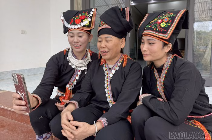 Điện thoại th&ocirc;ng minh kết nối người d&acirc;n L&agrave;o Cai với th&ocirc;ng tin