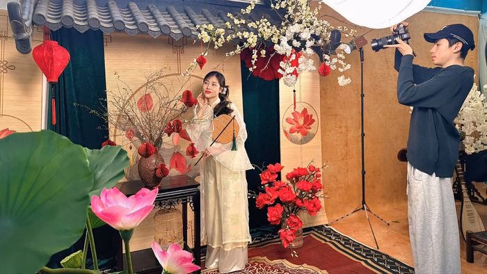 Studio trang tr&iacute; bối cảnh Tết với nhiều g&oacute;c chụp s&aacute;ng tạo