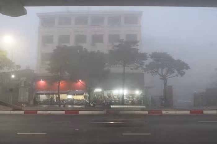 Sương mù dai dẳng miền Bắc, gió mạnh biển Đông: Cảnh báo và bảo vệ