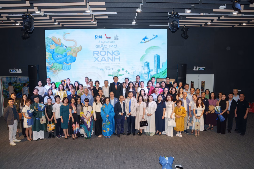 T&aacute;c giả Trần Tuệ Tri v&agrave; kh&aacute;ch mời tại lễ ra mắt s&aacute;ch