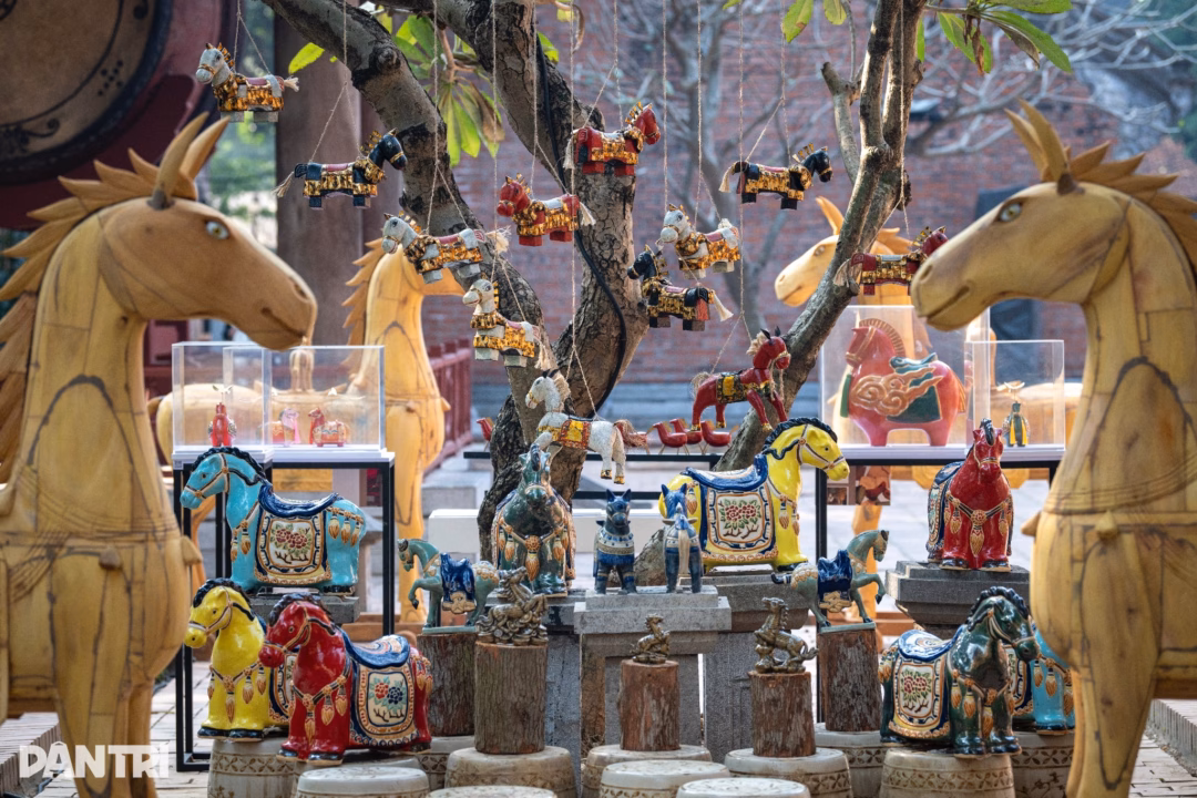 T&aacute;c phẩm sơn m&agrave;i Ngựa hoa mai &ndash; biểu tượng của 4 m&ugrave;a v&agrave; 4 hướng