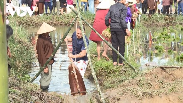 Du kh&aacute;ch t&aacute;t nước v&agrave; bắt c&aacute; ở bờ ruộng