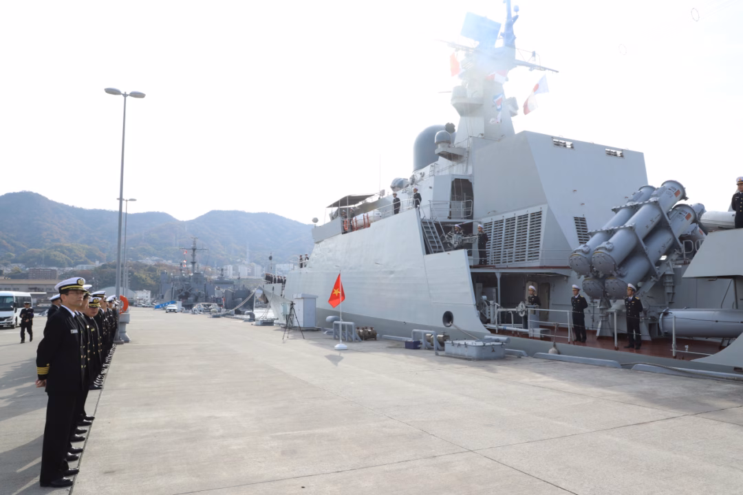 T&agrave;u 015-Trần Hưng Đạo cập cảng Kure, Nhật Bản