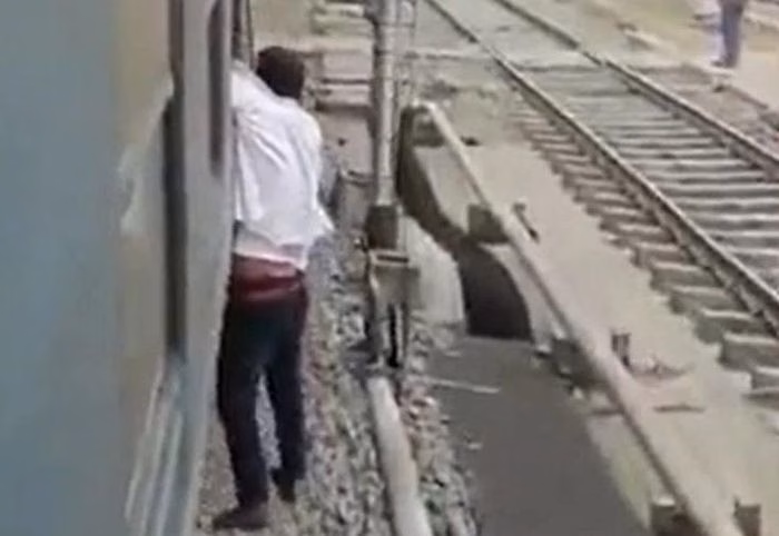 T&ecirc;n trộm bị treo tr&ecirc;n cửa sổ t&agrave;u hỏa tại Bihar, Ấn Độ