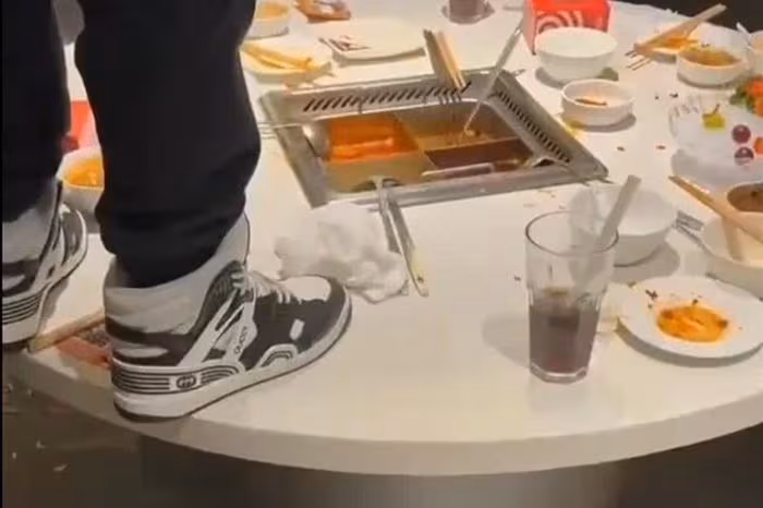 Thanh niên Trung Quốc xin lỗi sau vụ tiểu nồi lẩu Haidilao