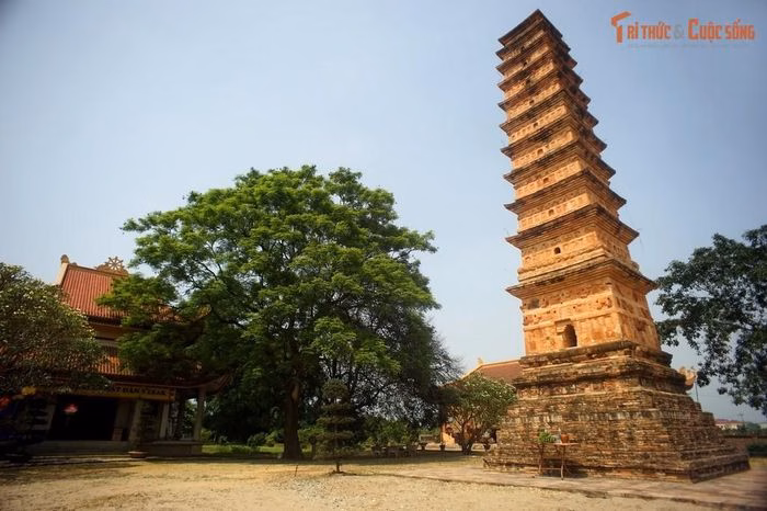 Th&aacute;p B&igrave;nh Sơn gắn liền với ch&ugrave;a Vĩnh Kh&aacute;nh cổ