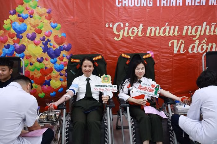 Thiếu t&aacute; Nguyễn Thanh Xu&acirc;n hiến m&aacute;u