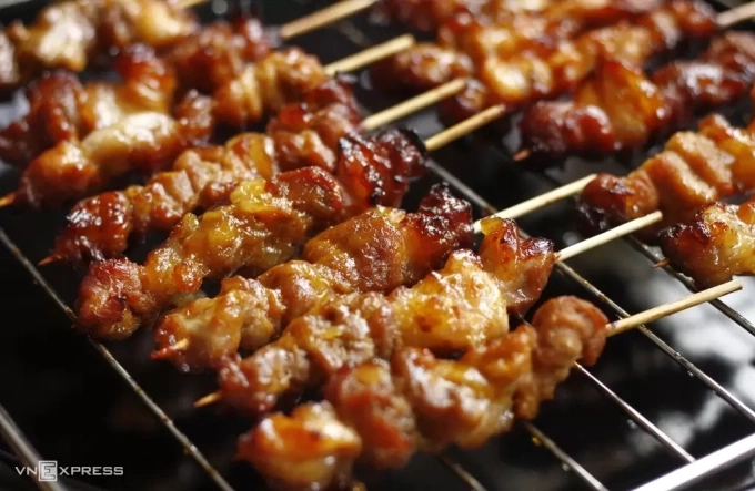 Thịt xi&ecirc;n nướng. Ảnh: B&ugrave;i Thủy