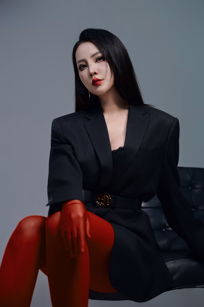 Thụy V&acirc;n dẫn sự kiện sau sinh, thể hiện sự chuy&ecirc;n nghiệp v&agrave; năng lượng