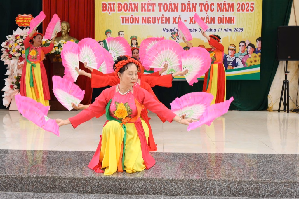 Tiết mục văn nghệ tại Ngày hội Đại đoàn kết toàn dân tộc Tiết mục văn nghệ tại Ngày hội Đại đoàn kết toàn dân tộc