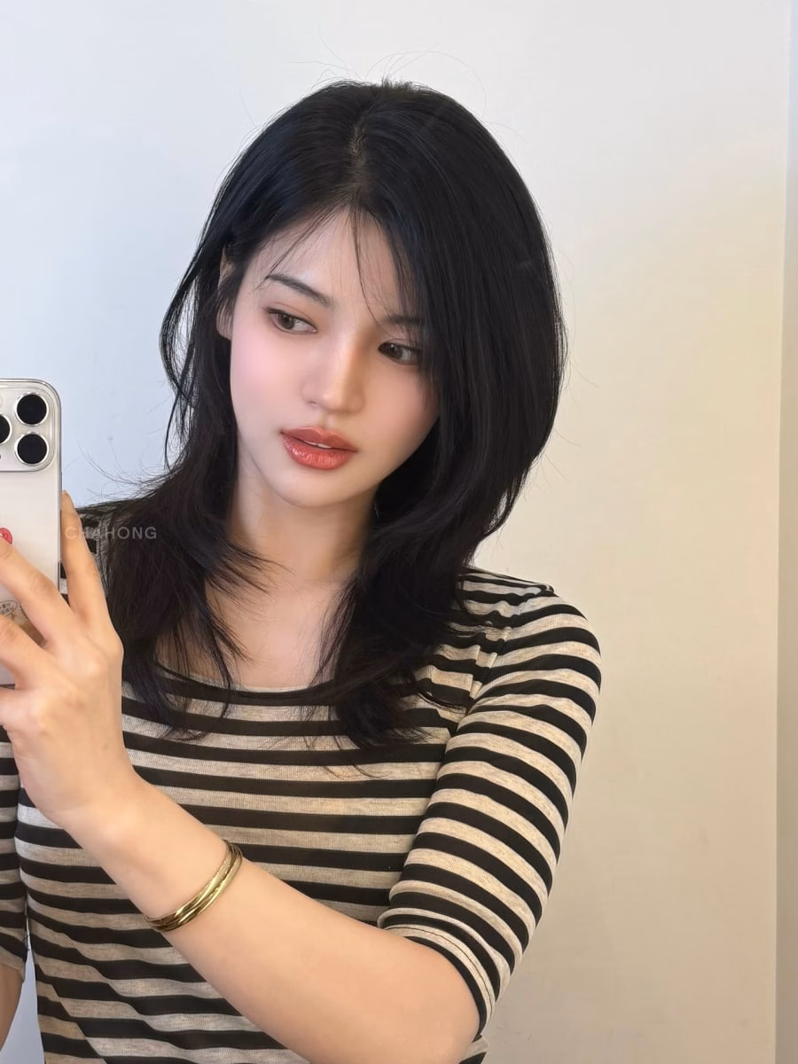 T&oacute;c ngang vai rẽ ng&ocirc;i lệch, ph&ugrave; hợp với phong c&aacute;ch thanh lịch v&agrave; hiện đại