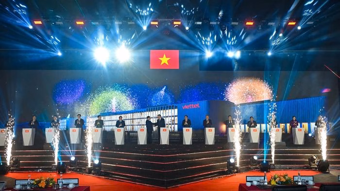 Tổng B&iacute; thư T&ocirc; L&acirc;m v&agrave; Thủ tướng Phạm Minh Ch&iacute;nh bấm n&uacute;t khởi c&ocirc;ng nh&agrave; m&aacute;y chip b&aacute;n dẫn tại H&ograve;a Lạc