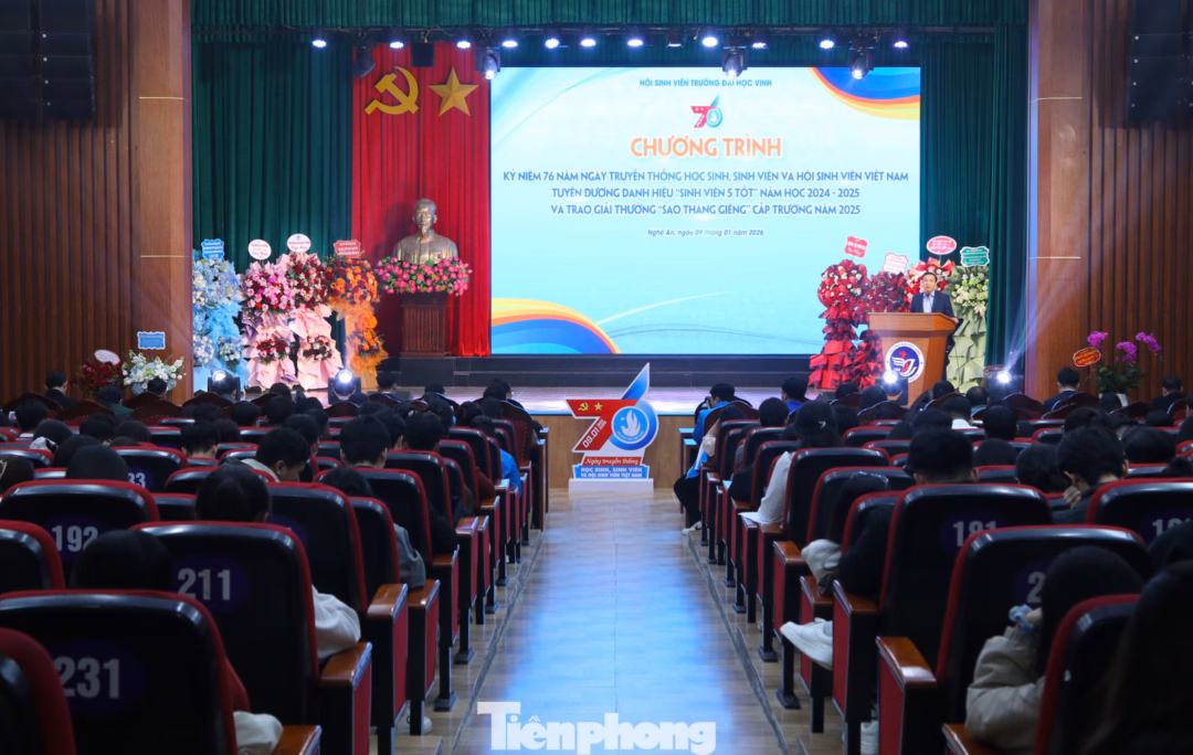 Đại học Vinh tôn vinh 103 sinh viên “5 tốt” và Giải Sao Tháng Giêng 2025