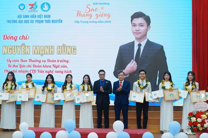Trường Đại học Sư phạm Thái Nguyên tôn vinh ‘Sinh viên 5 tốt’