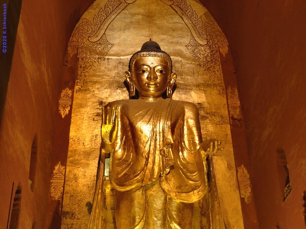 Tượng Phật C&acirc;u Na H&agrave;m bằng v&agrave;ng r&ograve;ng tại ch&ugrave;a Ananda, Myanmar