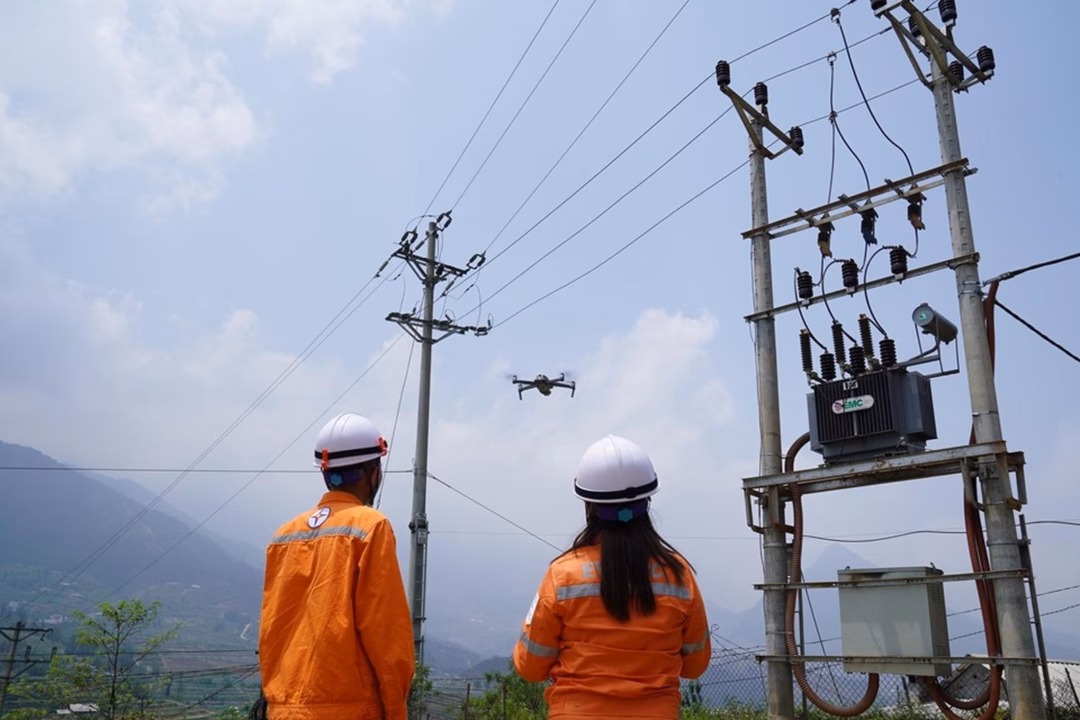 UAV kiểm tra đường d&acirc;y điện của EVNNPC