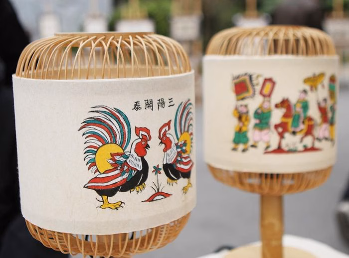 Ứng dụng tranh Đông Hồ trong thiết kế nội thất Tranh Đông Hồ trên sản phẩm đèn ngủ