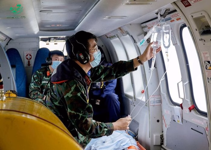 Bệnh nh&acirc;n được vận chuyển an to&agrave;n về Bệnh viện Qu&acirc;n y 175 bằng đường kh&ocirc;ng