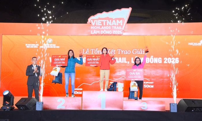 Vận động vi&ecirc;n nữ nhận giải 50 km