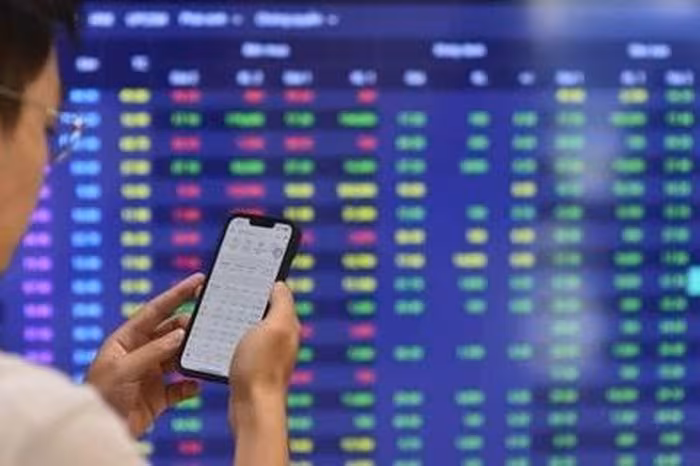 VN-Index lên 1.877 điểm, ngân hàng và chứng khoán vượt cú sốc Vingroup