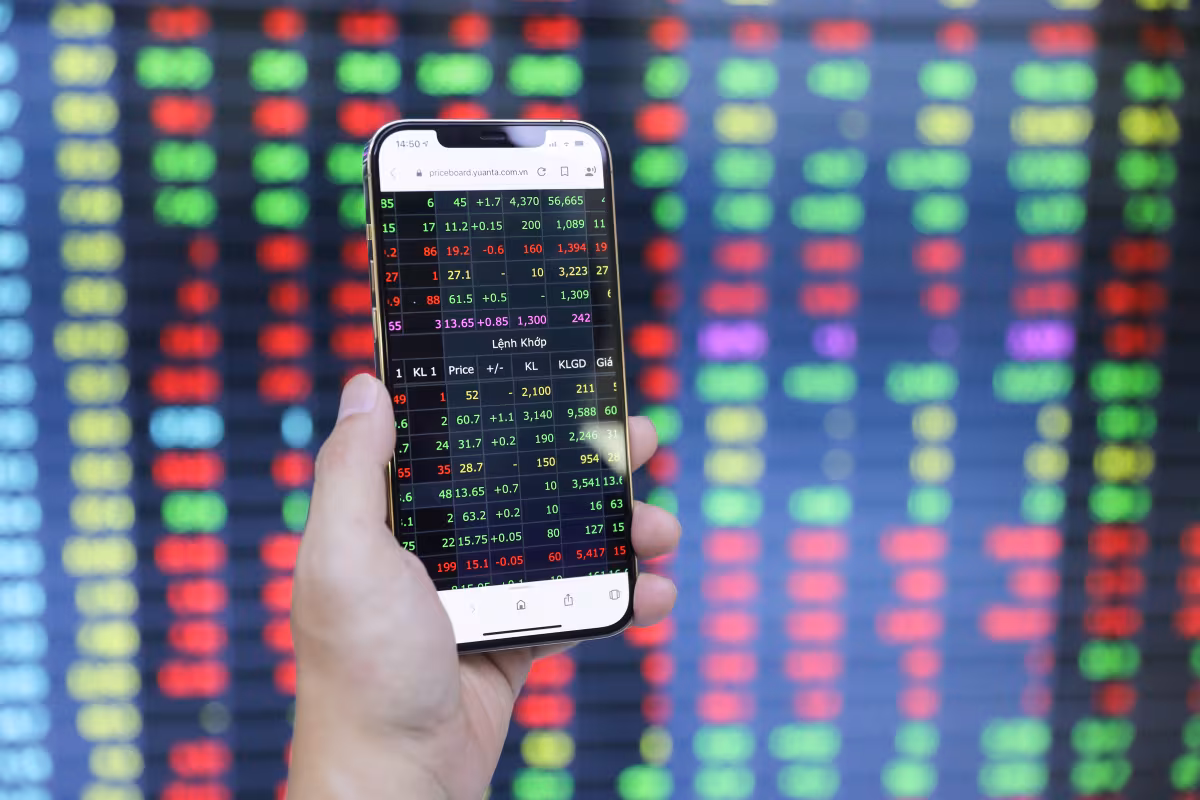 VN-Index phá kỷ lục 1.868 điểm: Nguyên nhân, nhóm ngành và triển vọng