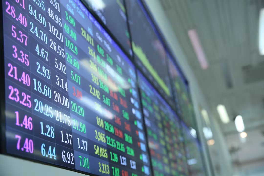 VN-Index vượt 1.700 điểm: Phân tích xu hướng và dòng tiền