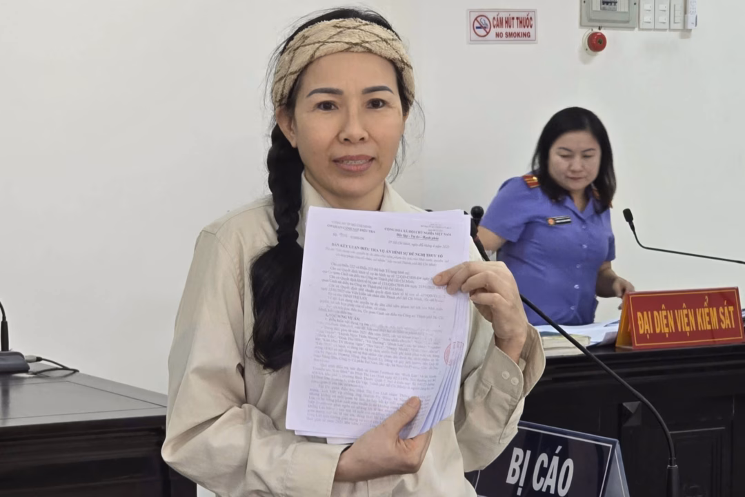 Vợ chồng b&agrave; Nguyễn Phương Hằng vắng mặt tại phi&ecirc;n t&ograve;a x&eacute;t xử Đinh Lan