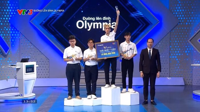 Ho&agrave;ng Anh Minh nhận v&ograve;ng nguyệt quế Olympia 26