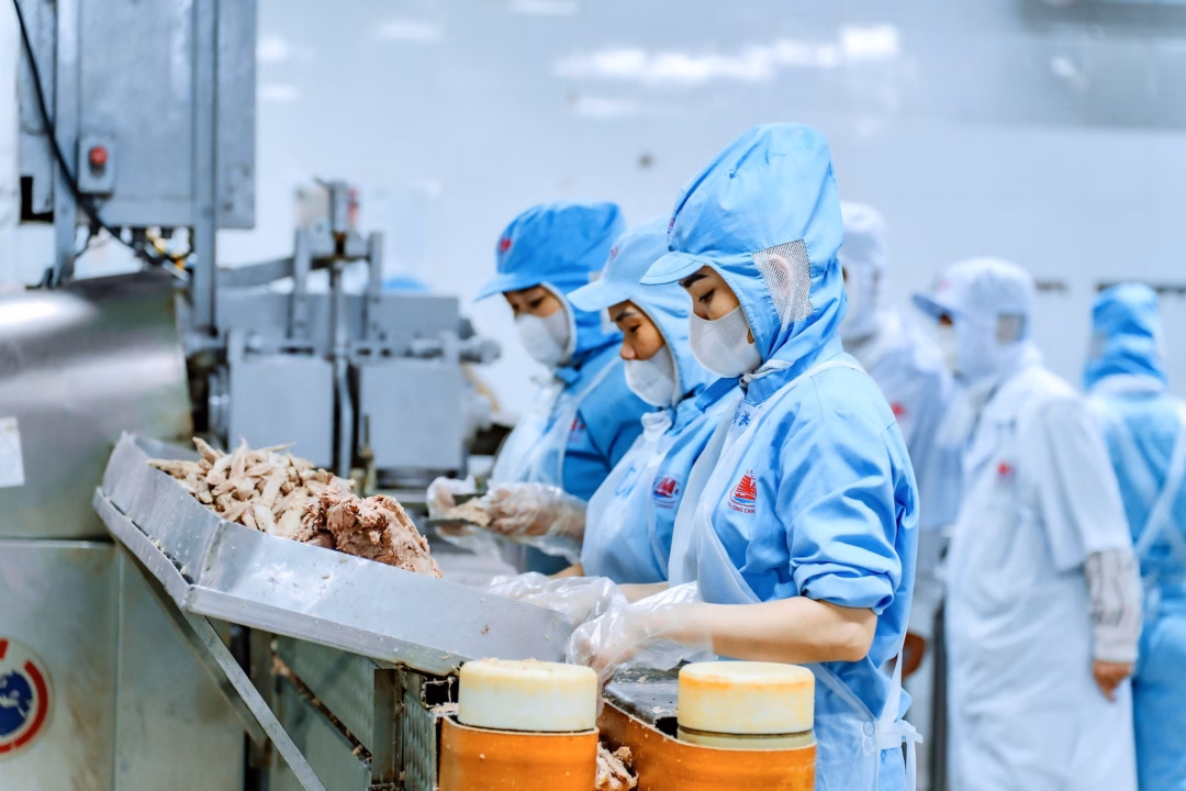 Quy trình sản xuất thịt hộp và xúc xích của Halong Canfoco: Kiểm soát chất lượng nghiêm ngặt