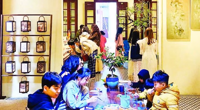 Workshop vẽ tranh tr&ecirc;n l&aacute; bồ đề tại Trung t&acirc;m Nghệ thuật 22 H&agrave;ng Buồm