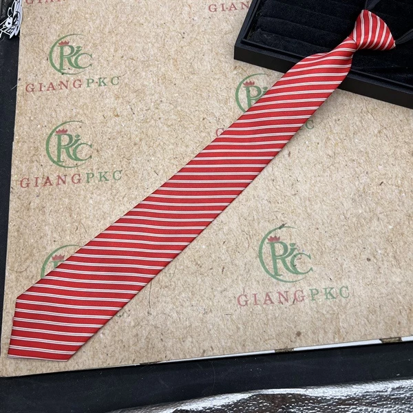 Làm sao để cà vạt kẻ đỏ trắng không bị lỗi thời khi kết hợp với áo sơ mi?