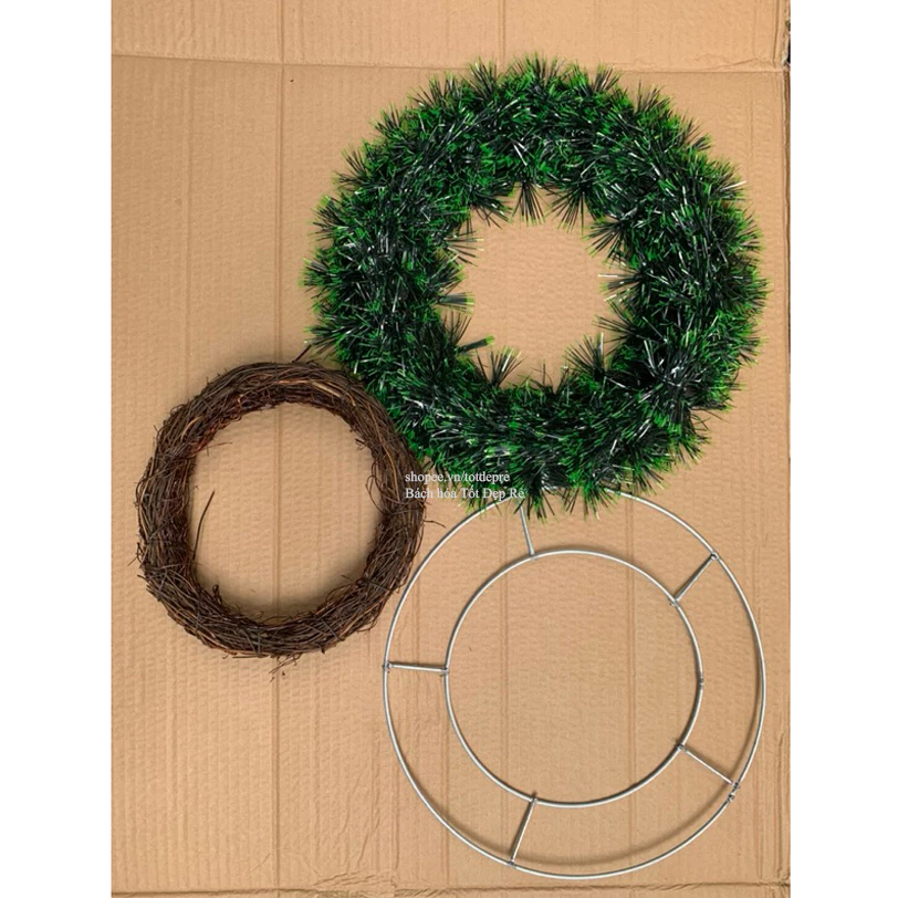 Làm vòng hoa Giáng Sinh treo cửa mà không cần mua, bí quyết nằm ở nguyên liệu chọn lựa