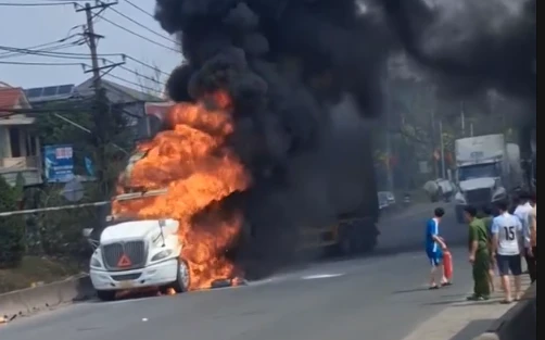 Xe đầu kéo container bốc cháy dữ dội trên Quốc lộ 51: Nguyên nhân, phản ứng và ảnh hưởng giao thông