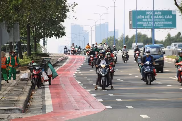 Xe máy được phép lưu thông trên làn xe đạp Mai Chí Thọ: Quy định và thực tế