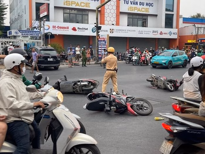 &Ocirc; t&ocirc; sau vụ tai nạn trượt ra vỉa h&egrave; ở Thủ Đức