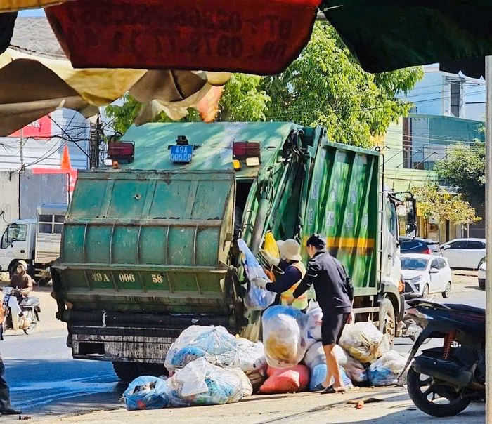 Xe r&aacute;c thu gom dọc quốc lộ 20 qua x&atilde; H&ograve;a Ninh