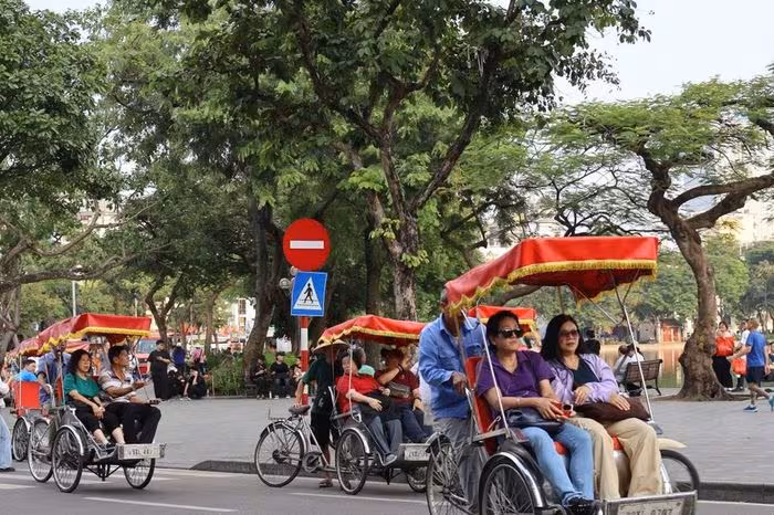 Xích lô Hà Nội: Cầu nối văn hoá giữa hiện đại và du khách quốc tế