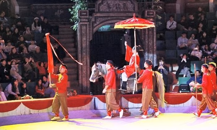 Xiếc họa Đông Hồ – Cảm xúc chuyển động Nghệ sĩ biểu diễn trên sân khấu xiếc