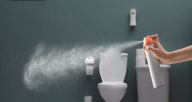 Sử dụng xịt ph&ograve;ng/nước hoa để khử m&ugrave;i h&ocirc;i l&agrave; c&aacute;ch tiện lợi nhất