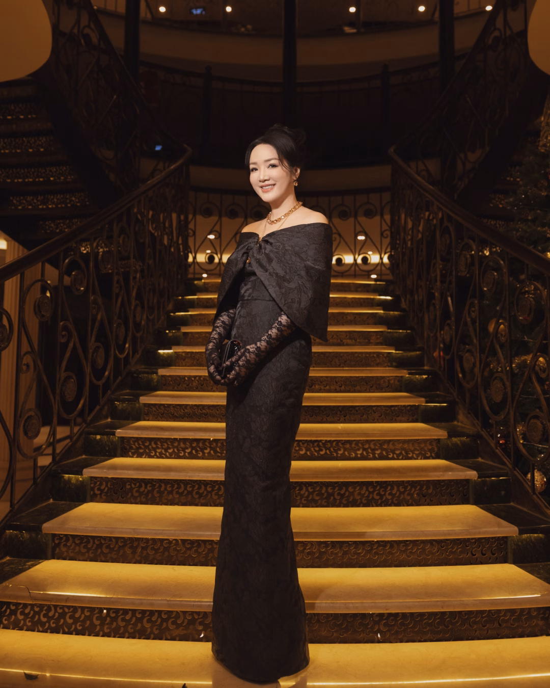 Yolina Lindquist trong đầm trắng 3D, Miss Cosmo 2025