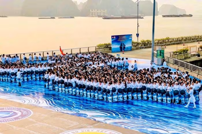 2.000 tà áo dài dệt kỷ lục thế giới bên bờ vịnh Hạ Long kỳ vĩ