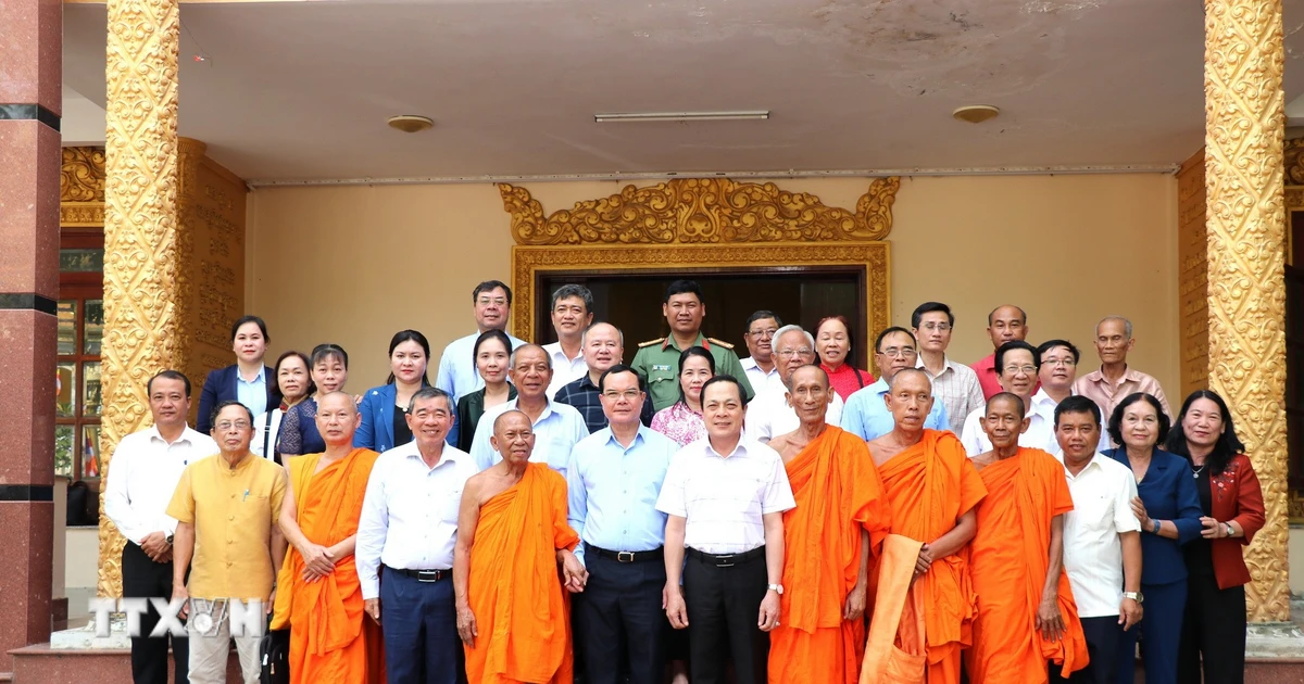 Ấm áp tình đoàn kết: Bộ trưởng Bộ Dân tộc và Tôn giáo chúc Tết Khmer Vĩnh Long