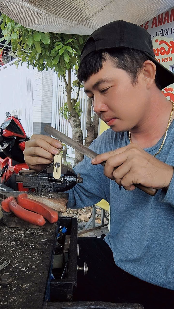 Anh Linh chia sẻ về qu&aacute; tr&igrave;nh học nghề thợ sửa kh&oacute;a chuy&ecirc;n nghiệp