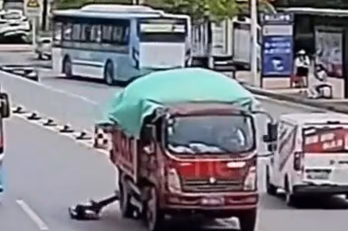 Bé gái 9 tuổi va vào xe tải thoát chết: Lời cảnh tỉnh về an toàn giao thông