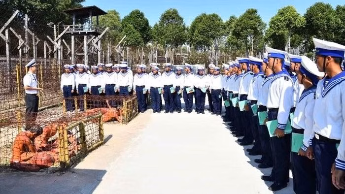 Chiến sĩ mới t&igrave;m hiểu chuồng cọp tại trại giam Ph&uacute; Quốc